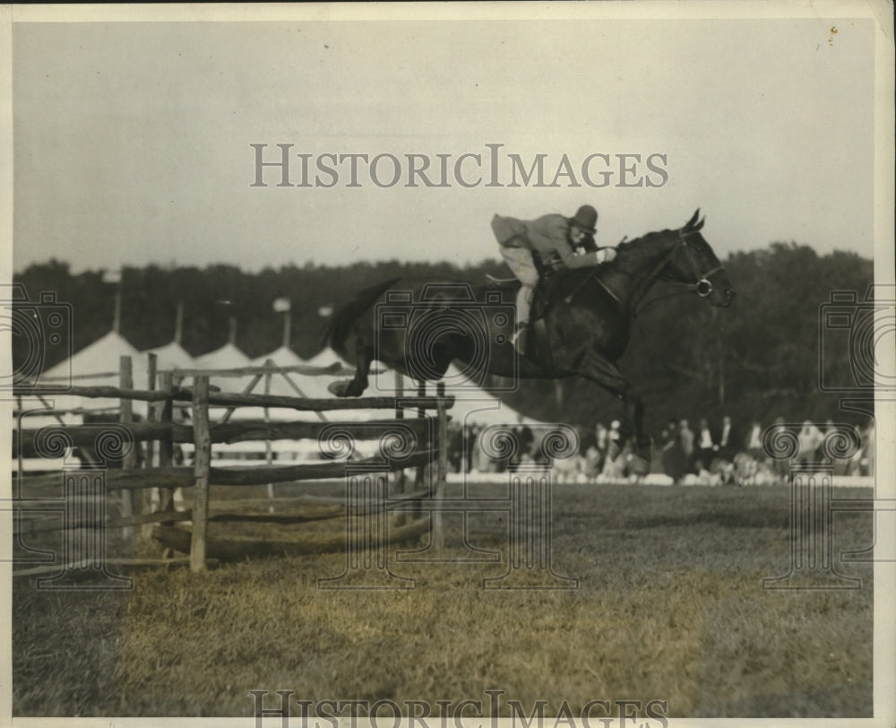 1927 Press Photo Eleanor Langley on her horse at Long Island show jumping - Historic Images