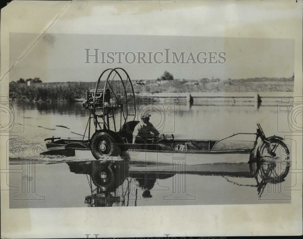 1933 Press Photo Emil Johnson in duck boat he built for land & water use - Historic Images
