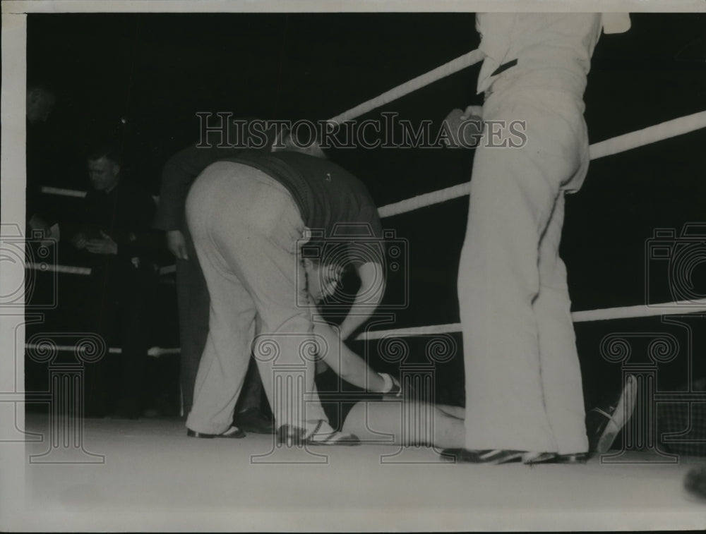 1935 Press Photo Mario Anniball of Italay KOed by Clinton Birdgles - Historic Images