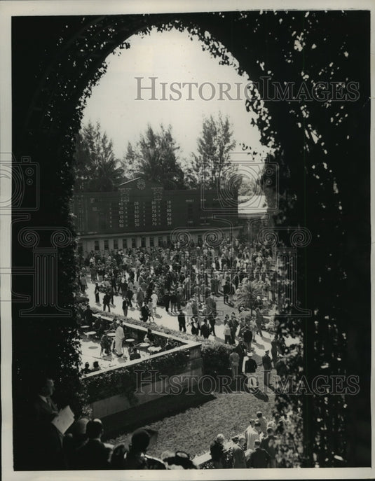 1940 Press Photo Miami Florida Hialeah racetrack crowds at the tote boards - Historic Images