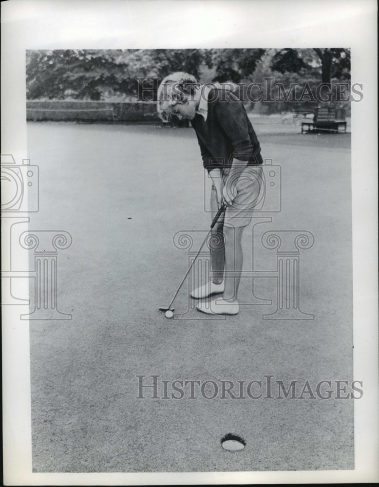 1962 golfer Sandra Haynie maintains that women are better putters-Historic Images