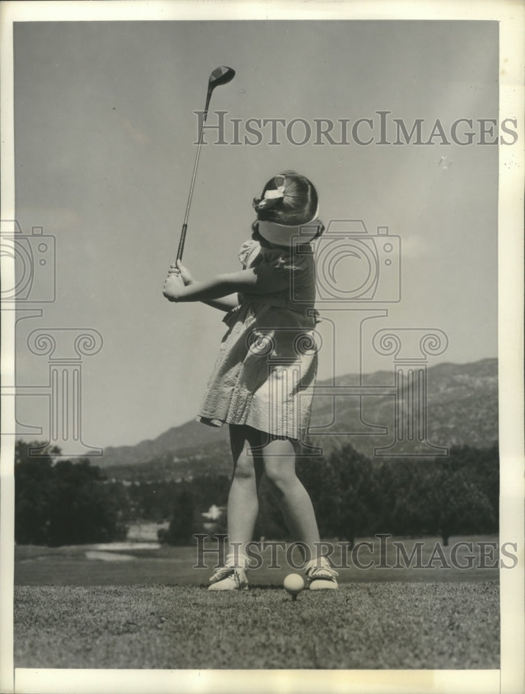 1941 Press Photo Arlene Demonstrates Golf Swing - net34694- Historic Images