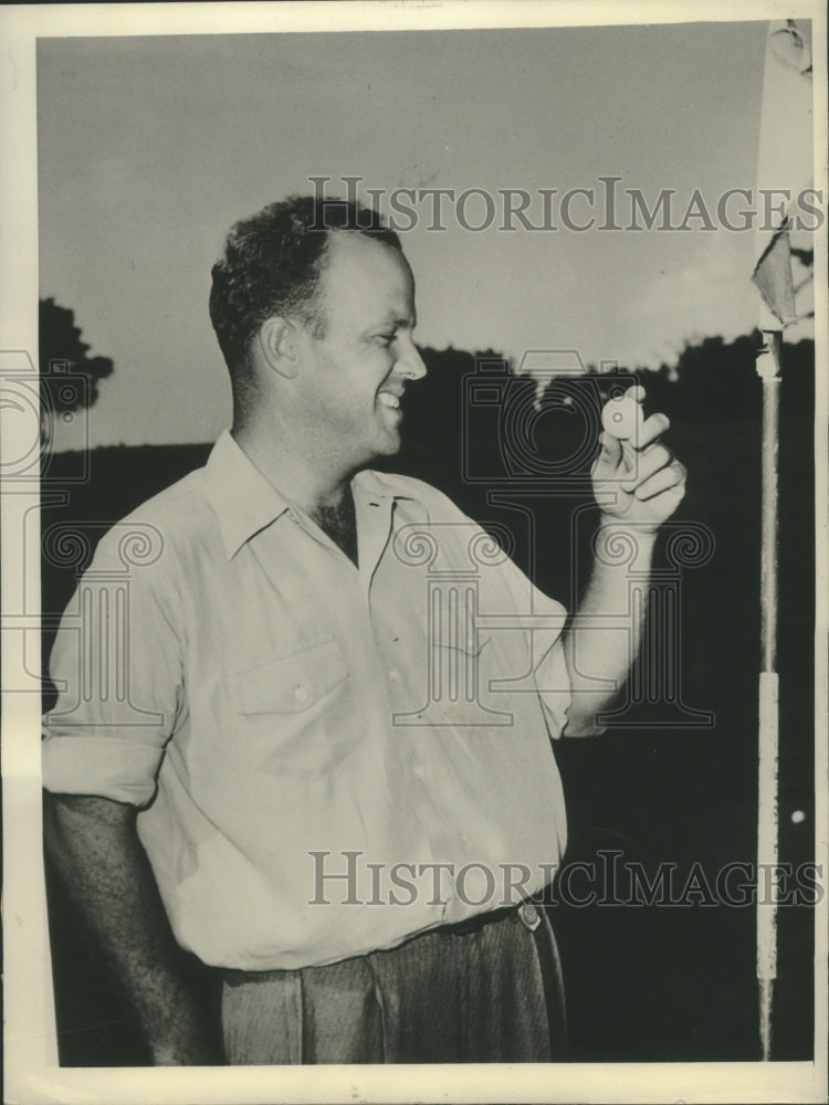 1941 Press Photo Bill Welch Satisfied with Playing After Scoring &quot;Hole in One&quot; - Historic Images