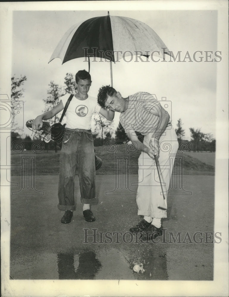 1944 Press Photo Frank Sully Sloshes Ball Across Course to Hole Out For a Par 4- Historic Images