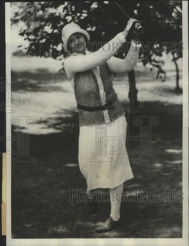 1934 Mrs. O.S. Hill to play Lucille Robinson at semi-finals - Historic Images