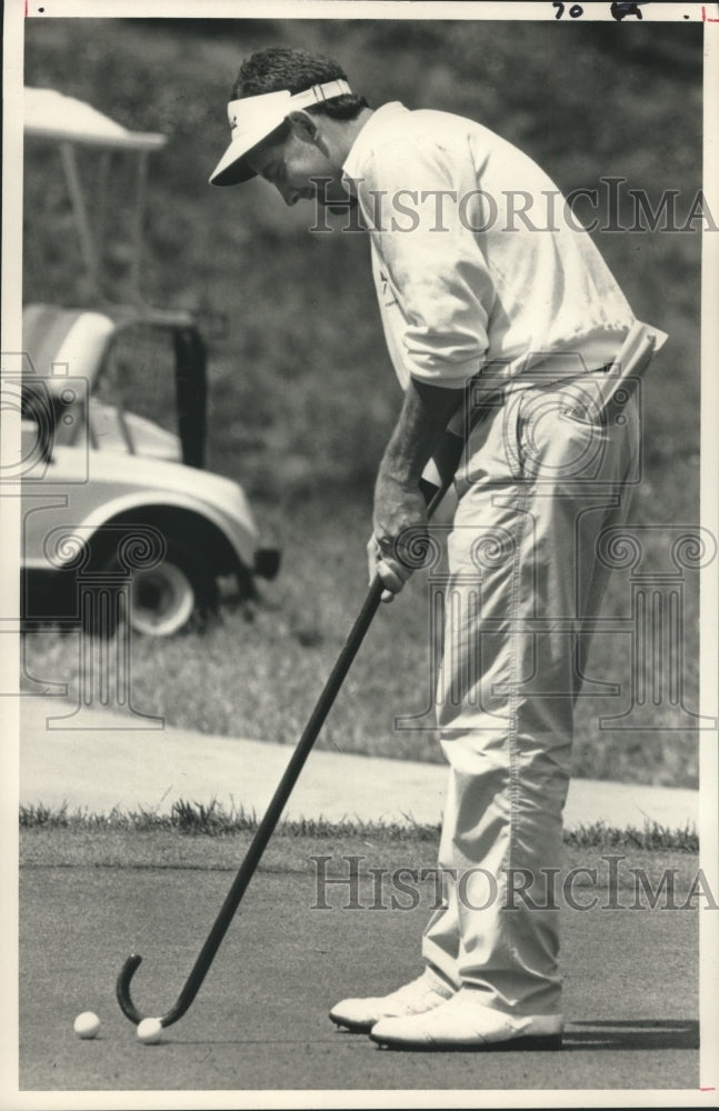 1989 Press Photo Paul Labota Puts With Cane After Round at CO Open Qualifying - Historic Images