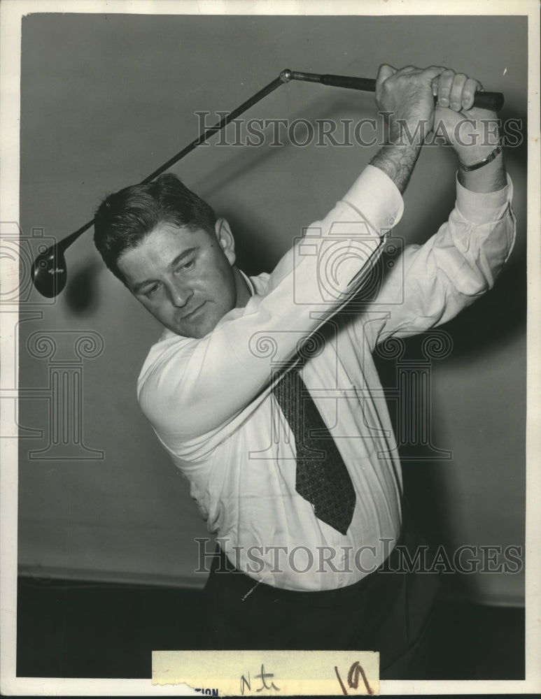 1947 Press Photo Sanford Sandy Fredericks with Golf Club he invented - Historic Images