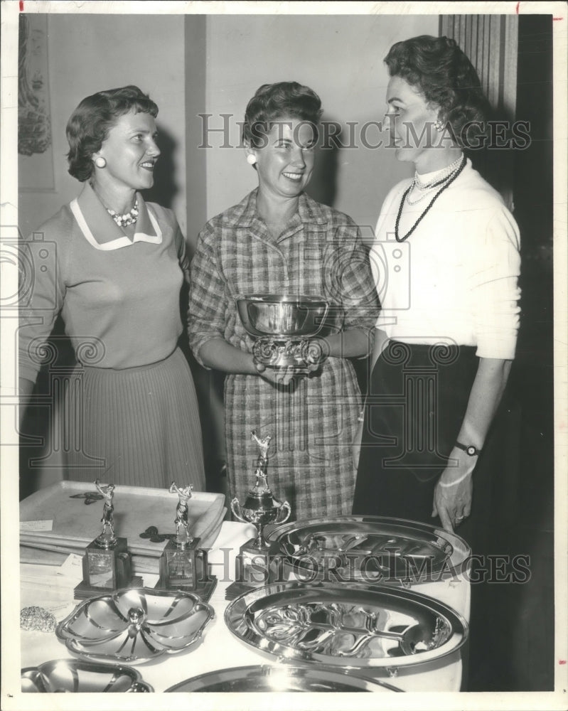 1959 Press Photo Mrs Glen Dial holds golfing championship award - net35145 - Historic Images