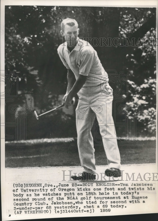 1959 Press Photo Tom Jakobsen watches putt on 18th hole of tournament - Historic Images