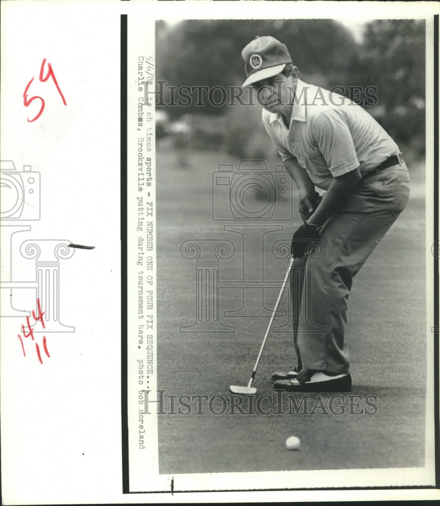 1951 Press Photo Golfer Charlie Combs watches his putt at Kiwanis Tournament - Historic Images