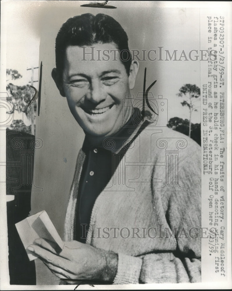 1959 Press Photo Cary Middlecoff holding check after winning St. Petersburg Golf - Historic Images