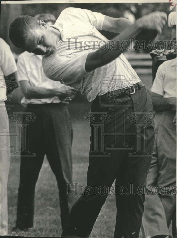 1965 Press Photo Larry McAtee takes a swing on the course - net35365- Historic Images