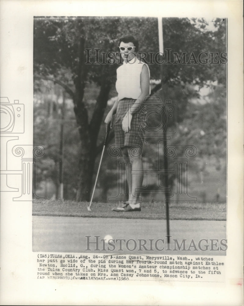 1960 Press Photo Anna Quast watches her putt go wide of the pin - net35370 - Historic Images