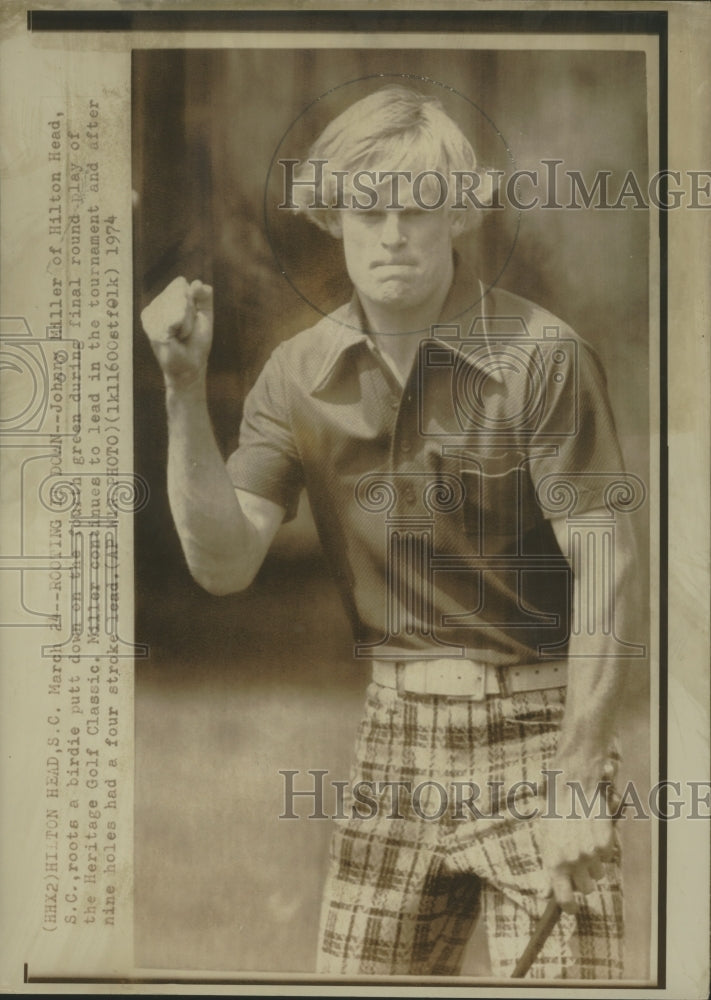 1974 Press Photo Johnny Miller scores birdie putt during final round - Historic Images