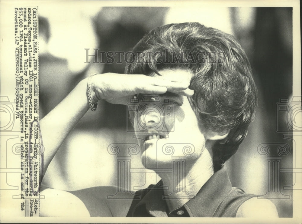 1971 Press Photo Kathy Whitworth looks down the fairway - net35904 - Historic Images