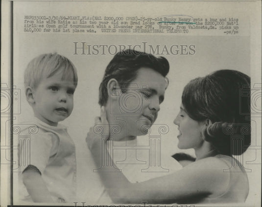 1969 Press Photo Bunky Henry Gets Hug From Wife Katie After Winning Tourney- Historic Images