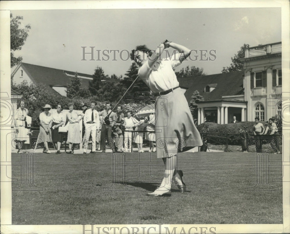 1942 Press Photo Mrs Charles Whitehead Drives Off of Women&#39;s Metro Golf Tourney - Historic Images