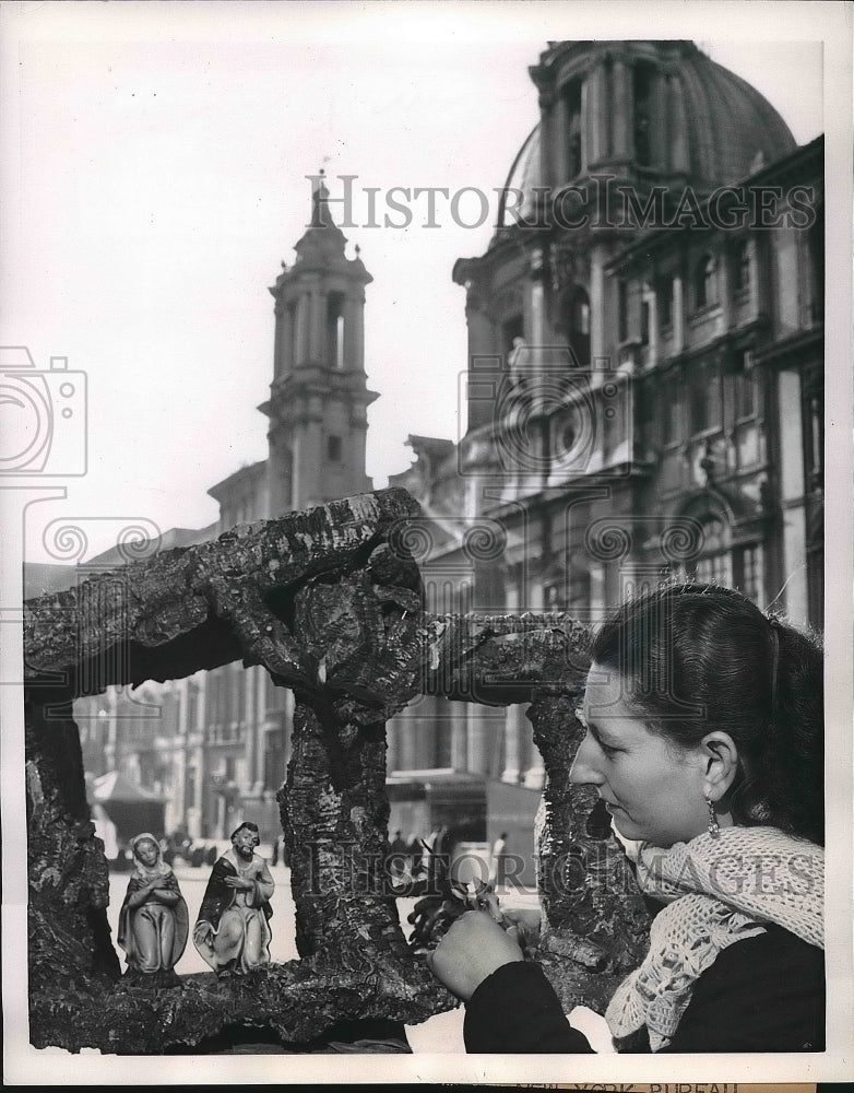 1954 Press Photo Holy mAnger Scene at Piazza Navona in Rome at St. Agnese Church - Historic Images