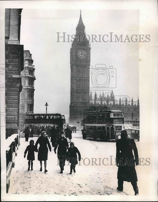 1947 Press Photo Parliament Square Blanketed by 1947's First Snowfall London - Historic Images