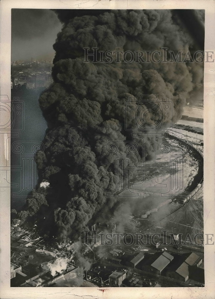 1940 Press Photo Aerial View Naptholene Tar Plant Swept by Fire in Kearny, NJ - Historic Images