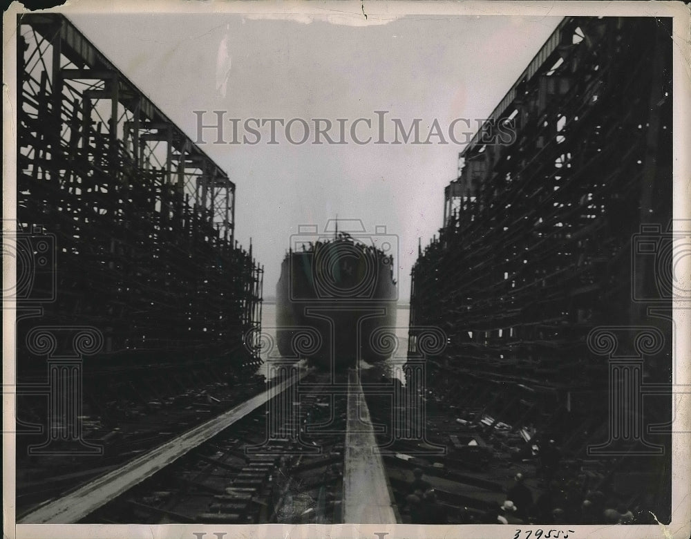 1937 Press Photo The S.S. Mobilgas Tanker Being Launched in Chester, PA - Historic Images