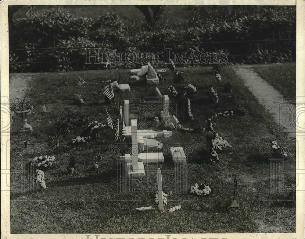 1925 Press Photo Vandals Wreck St. Jean de Baptiste Catholic Cemetery - Historic Images