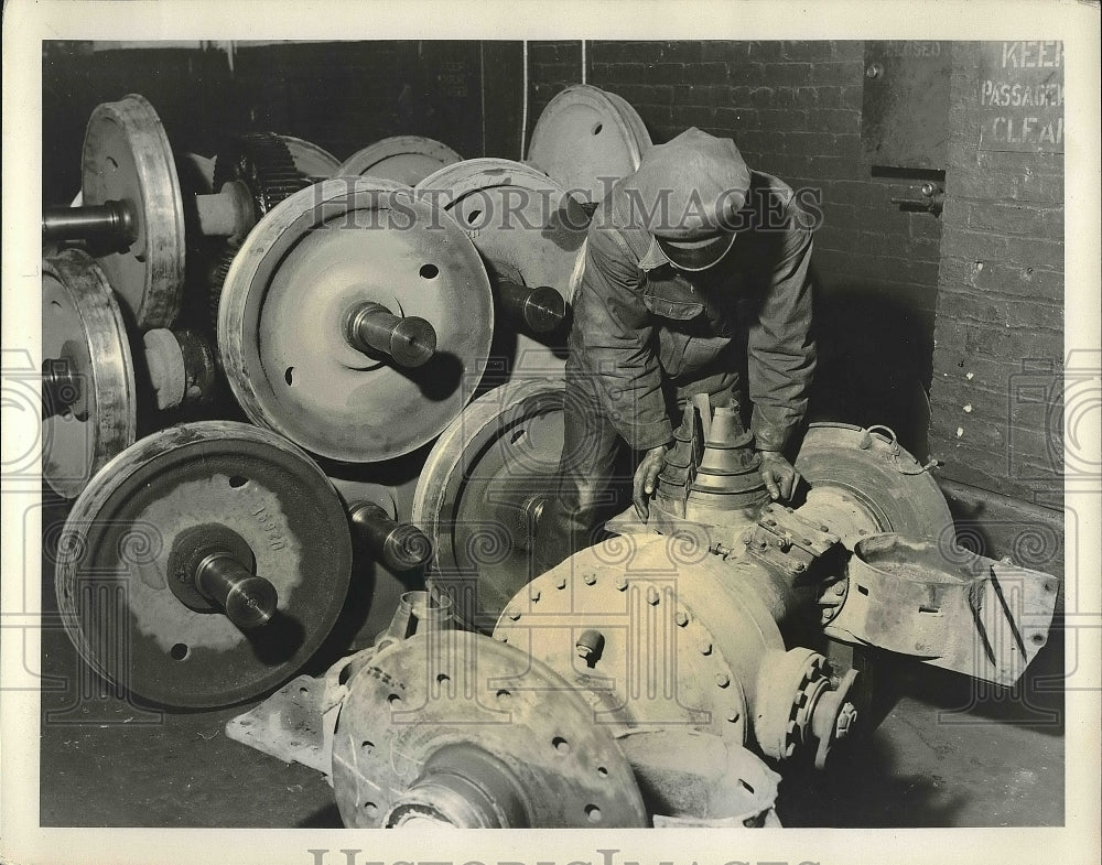 1939 Press Photo Rubber Spring for Clark Subway Car. B.F. Goodrich Company - Historic Images