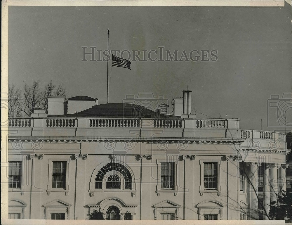 1932 Press Photo White House Flag Flies at Half Mast for Calvin Coolidge - Historic Images