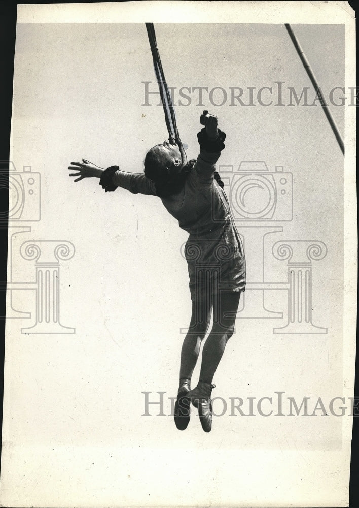 1940 Press Photo Performer on Trapeze - nex00766 - Historic Images