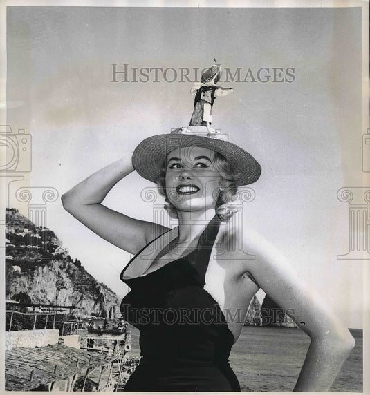 1958 Press Photo Linda Carlson, Women's Chapeau, Hat With Nero Figure on Top - Historic Images