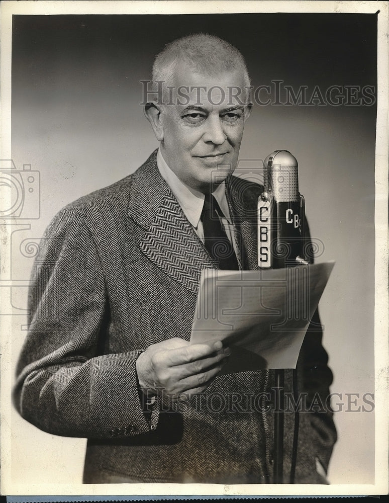 1943 Press Photo Pulitzer Prize-Winning Historian Carl Van Doren on CBS Radio - Historic Images