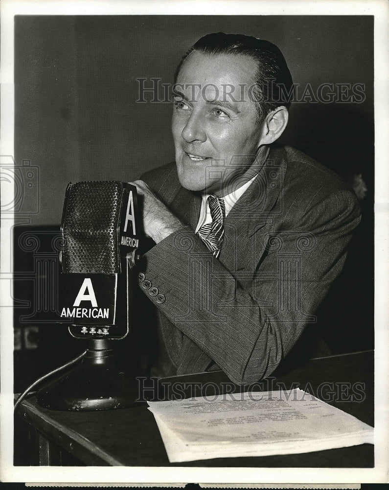 1946 Press Photo Newspaper and Radio Columnist Jimmy Fidler on ABC Radio - Historic Images