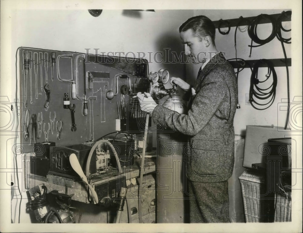 1934 Press Photo Ray Kelly, NBC Chief Sound Technician - nex01542 - Historic Images