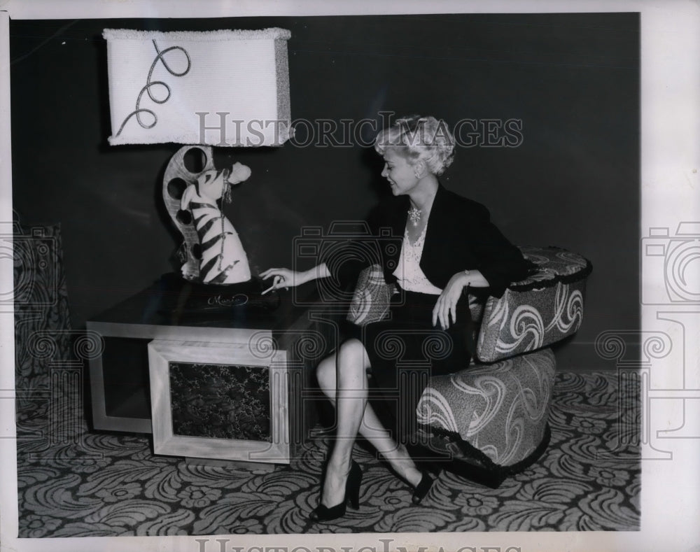 1951 Press Photo Lynn Crane in Mario&#39;s Abstract Modern Furniture Salon V-2 Chair - Historic Images