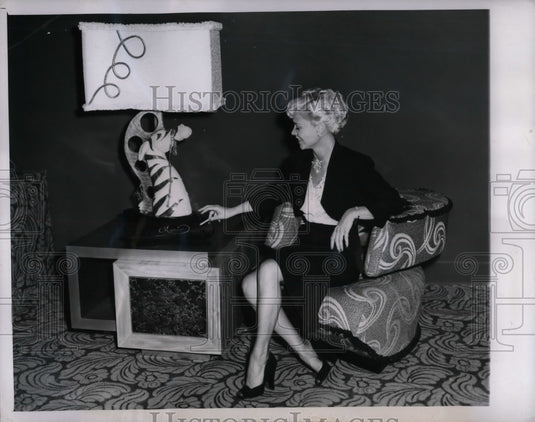 1951 Press Photo Lynn Crane in Mario's Abstract Modern Furniture Salon V-2 Chair - Historic Images