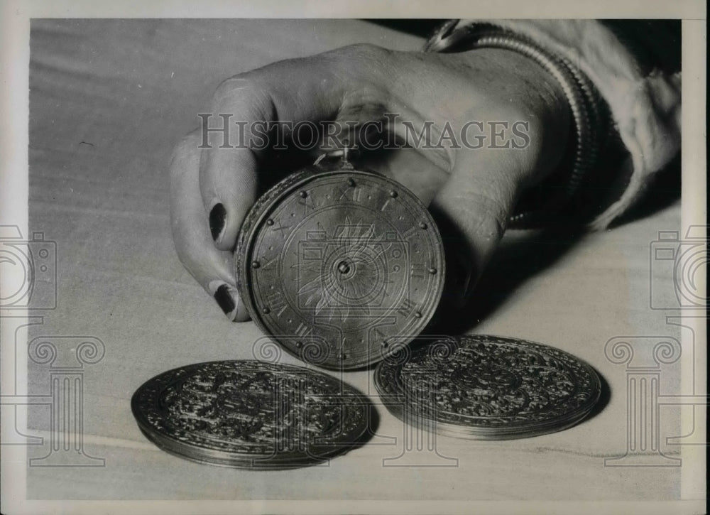 1934 Press Photo Nuremberg 1525 Bronze Antique Watch, Jean Marsh Jellico - Historic Images