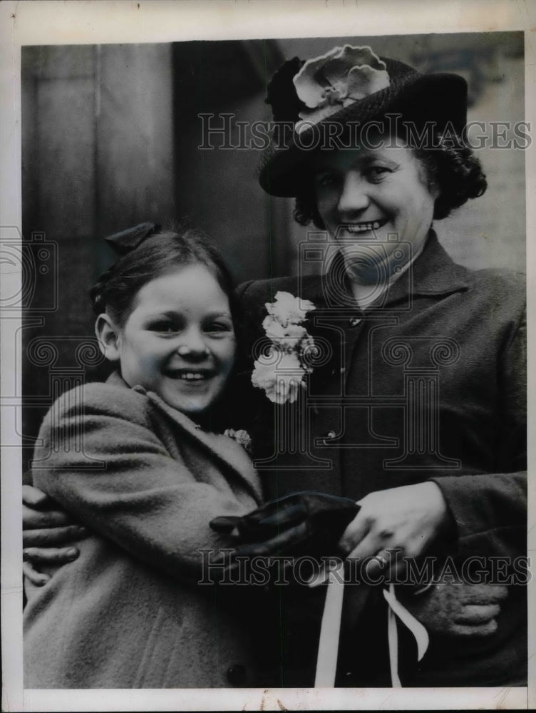 1947 Press Photo Florence Kelly, Suzanne Oliphant, Former World War II Meeting - Historic Images