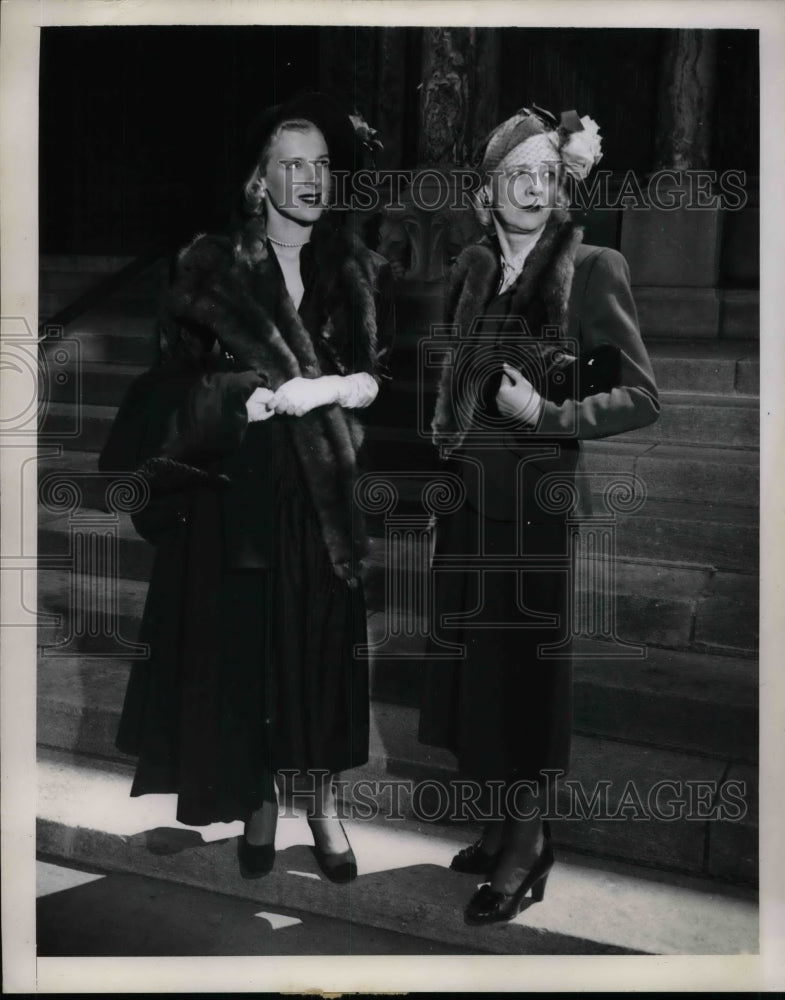 1949 Press Photo Mrs. H.O. Moller with Daughter Harriet - Historic Images