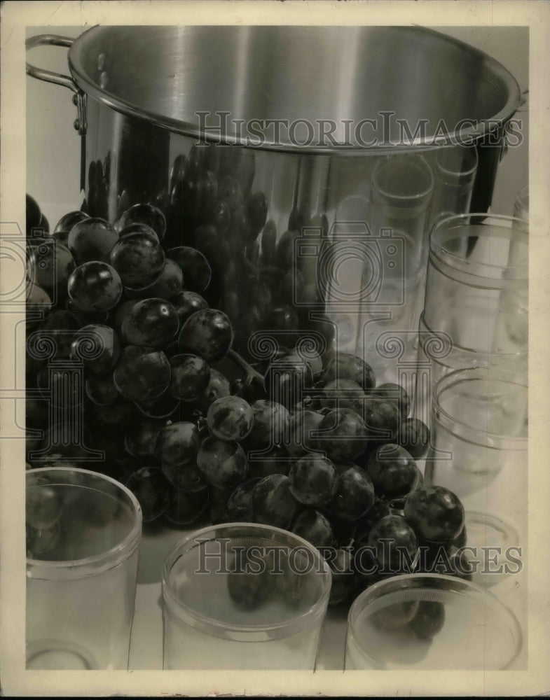 1937 Press Photo Concord Grapes - Historic Images