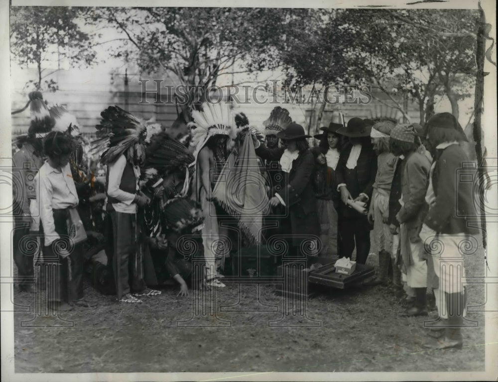 1932 Press Photo John Whipple, John Janso Reenact Arrival of William Penn - Historic Images