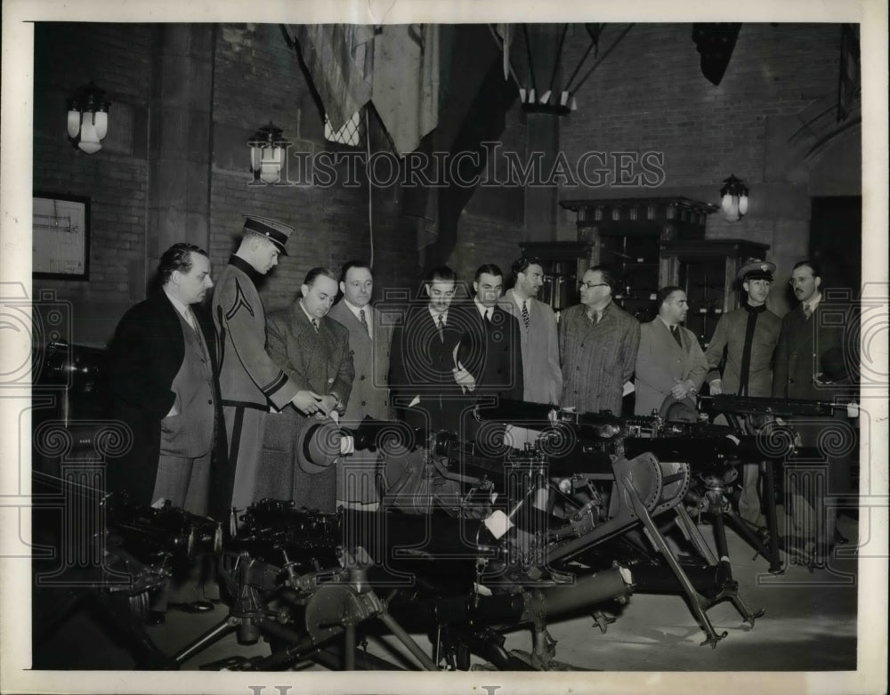 1943 Press Photo Argentina Newsmen See Old Machine Guns at US Military Academy - Historic Images