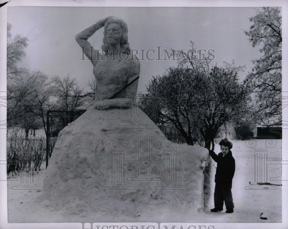 1955 Press Photo Donnie Jayne with Father&#39;s &quot;Queen of Winter&quot; Snow Sculpture - Historic Images