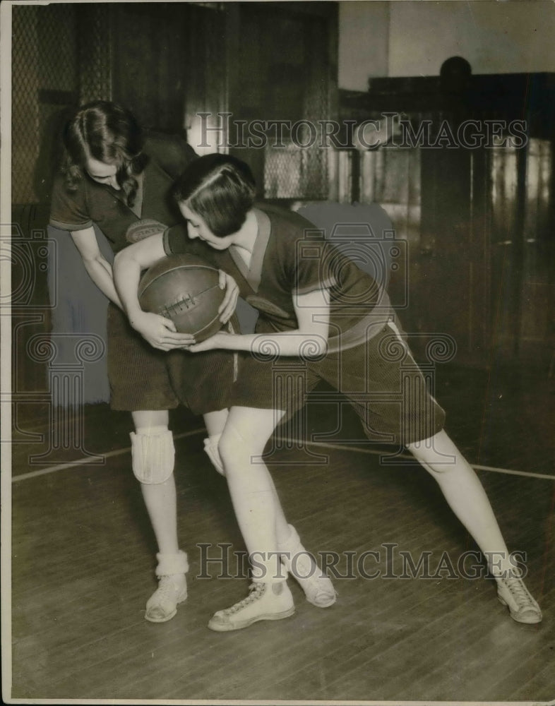 1926 Press Photo Female Basketball Players Dorothy Low and Phyllis Spiller - Historic Images