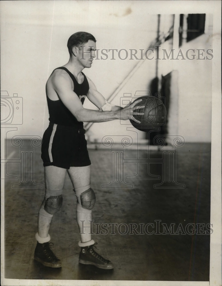 1927 Press Photo Fordham University Basketball Guard Frank Scanlon with Ball - Historic Images