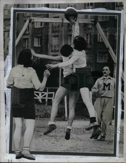 1934 Press Photo French Girls Playing Basketball - Historic Images