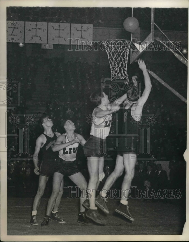 1935 Press Photo Miller of Duquesne Scores Basket - Historic Images
