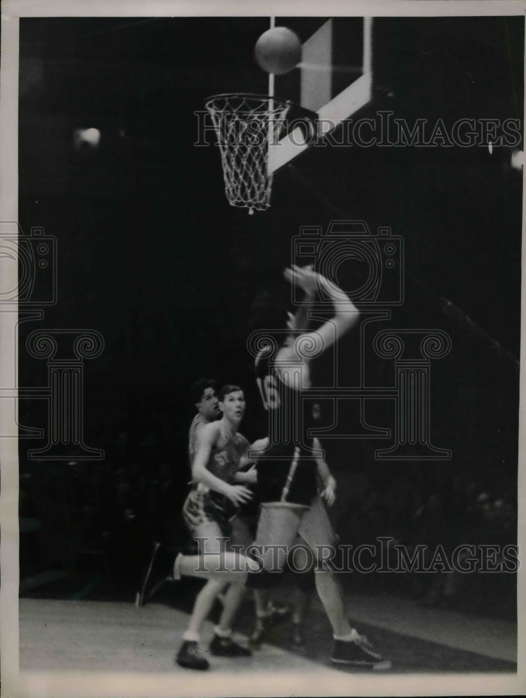 1937 Press Photo Jack Singer of City College of New York Sinks Basket - Historic Images