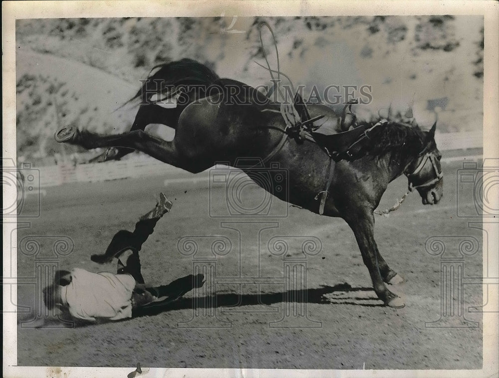 1935 Press Photo George Swartout Thrown at Ellensburg Rodeo in Washington - Historic Images