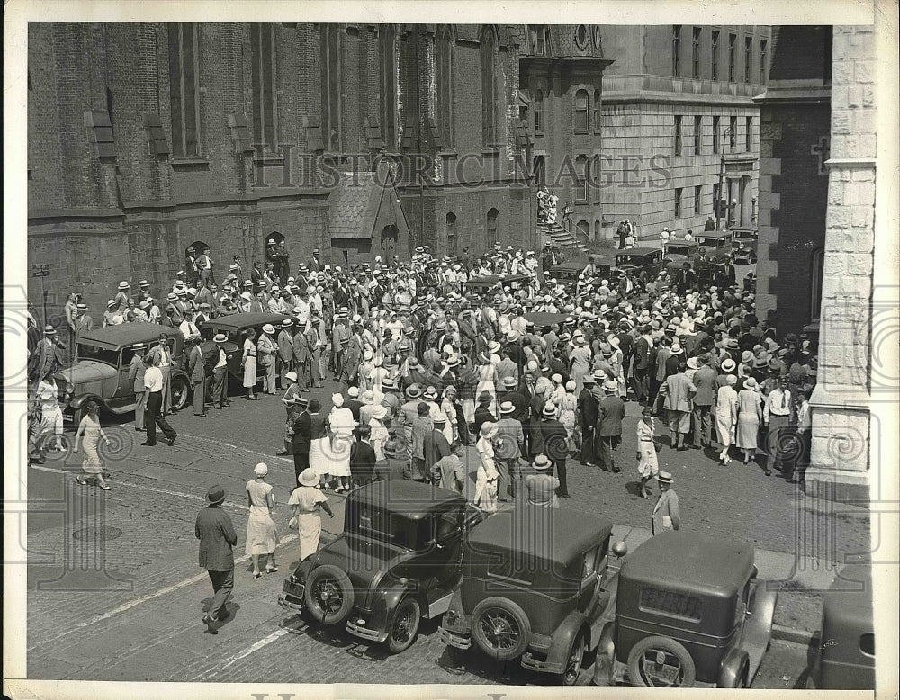 1932 Press Photo Thousands View Mayor James J. Walker at Old St. Mary's Church - Historic Images