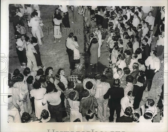1937 Press Photo Residents of Techwood Holds Celebration of Residential Project - Historic Images